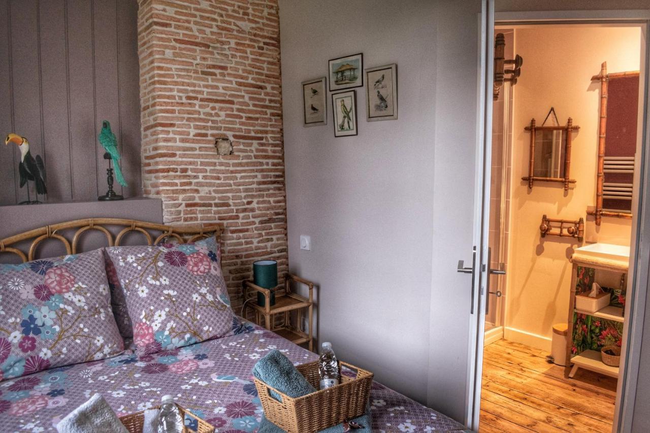 Les Volets Violets Bed and Breakfast Salles  Rum bild
