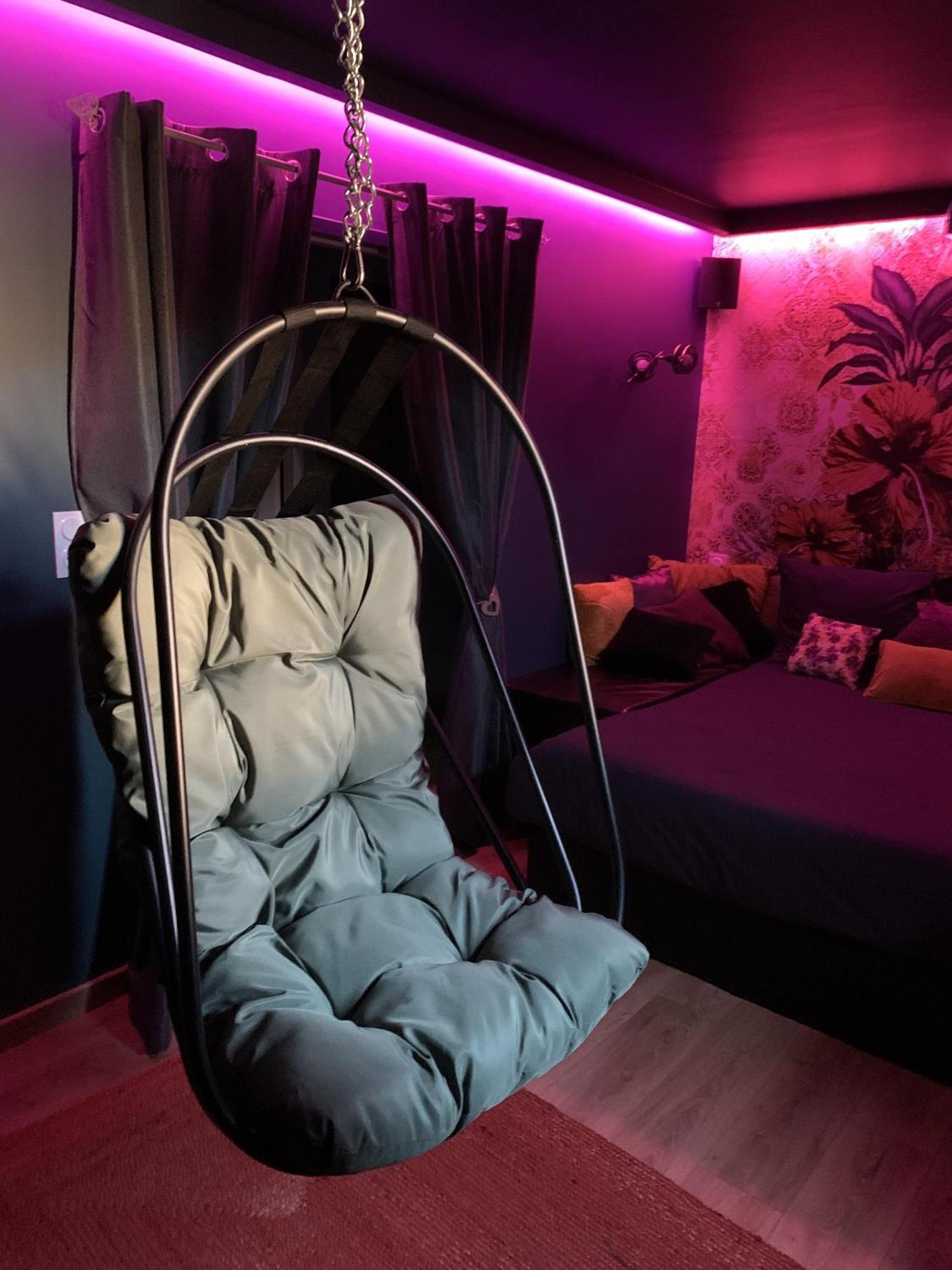 Les Volets Violets Bed and Breakfast Salles  Rum bild