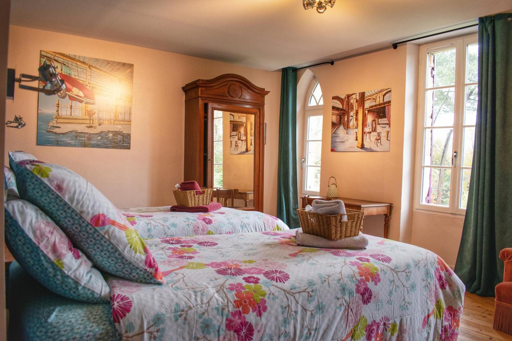 Les Volets Violets Bed and Breakfast Salles  Rum bild