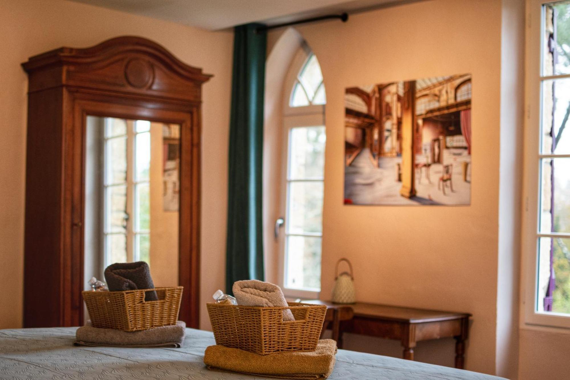 Les Volets Violets Bed and Breakfast Salles  Rum bild