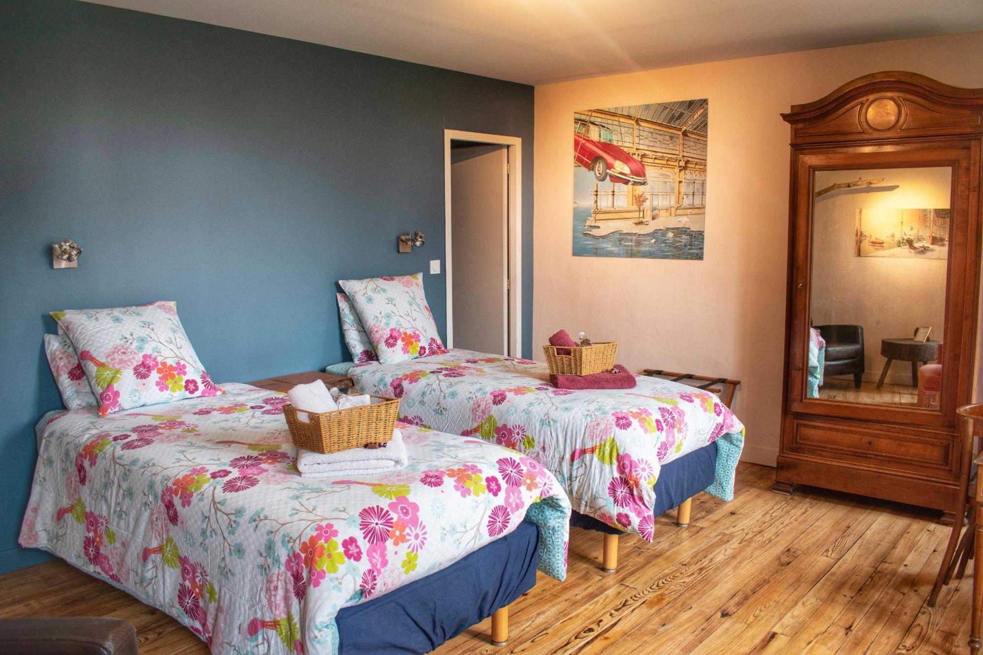 Les Volets Violets Bed and Breakfast Salles  Rum bild
