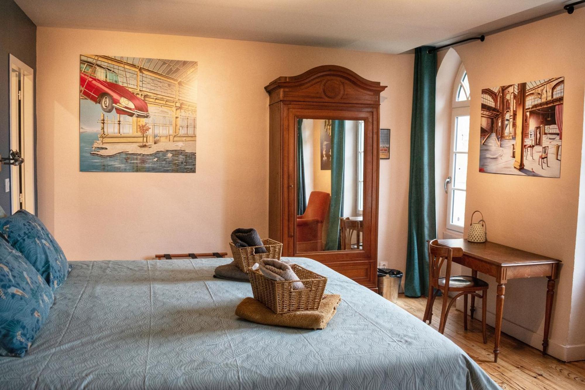 Les Volets Violets Bed and Breakfast Salles  Rum bild