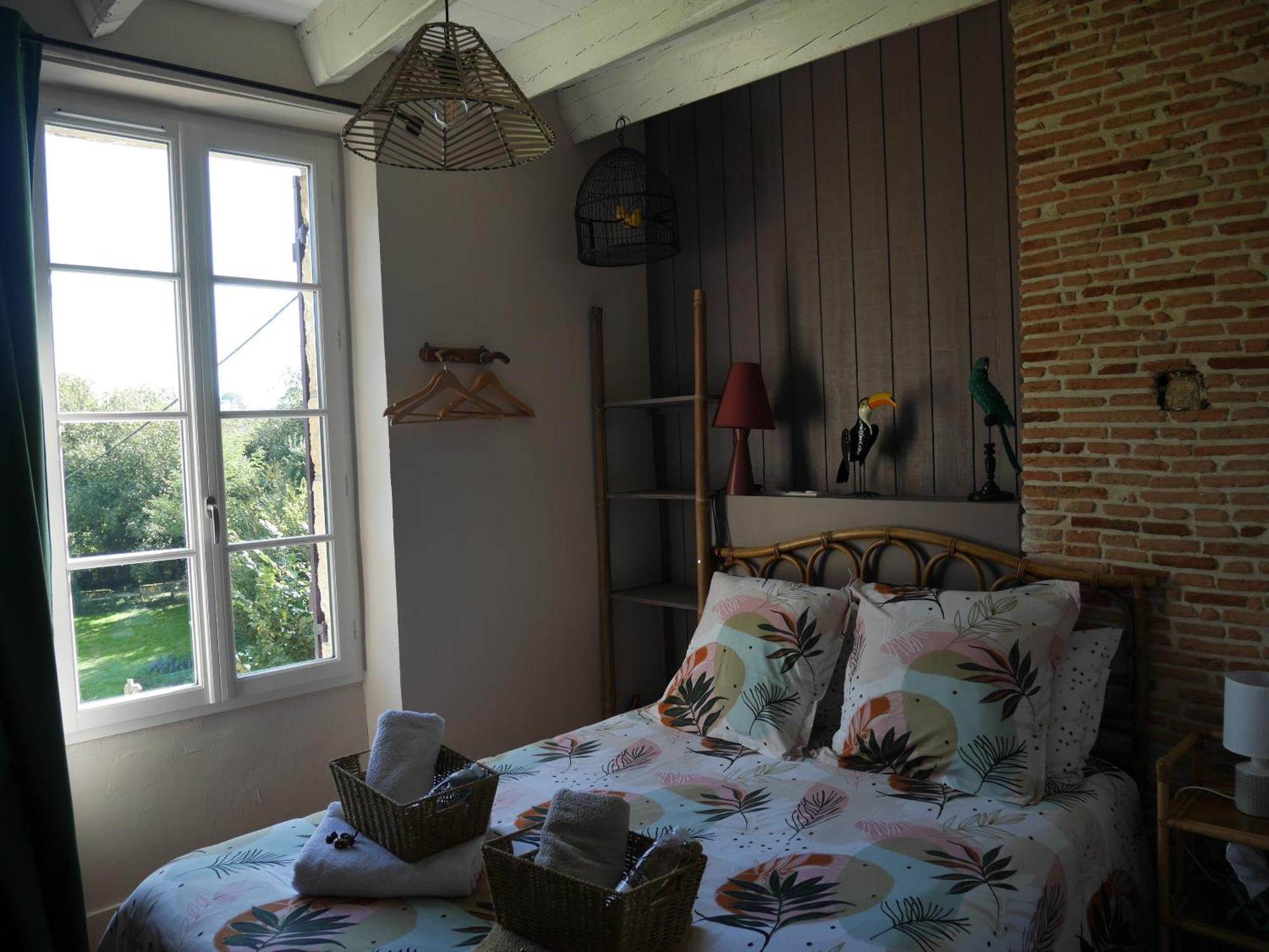 Les Volets Violets Bed and Breakfast Salles  Rum bild