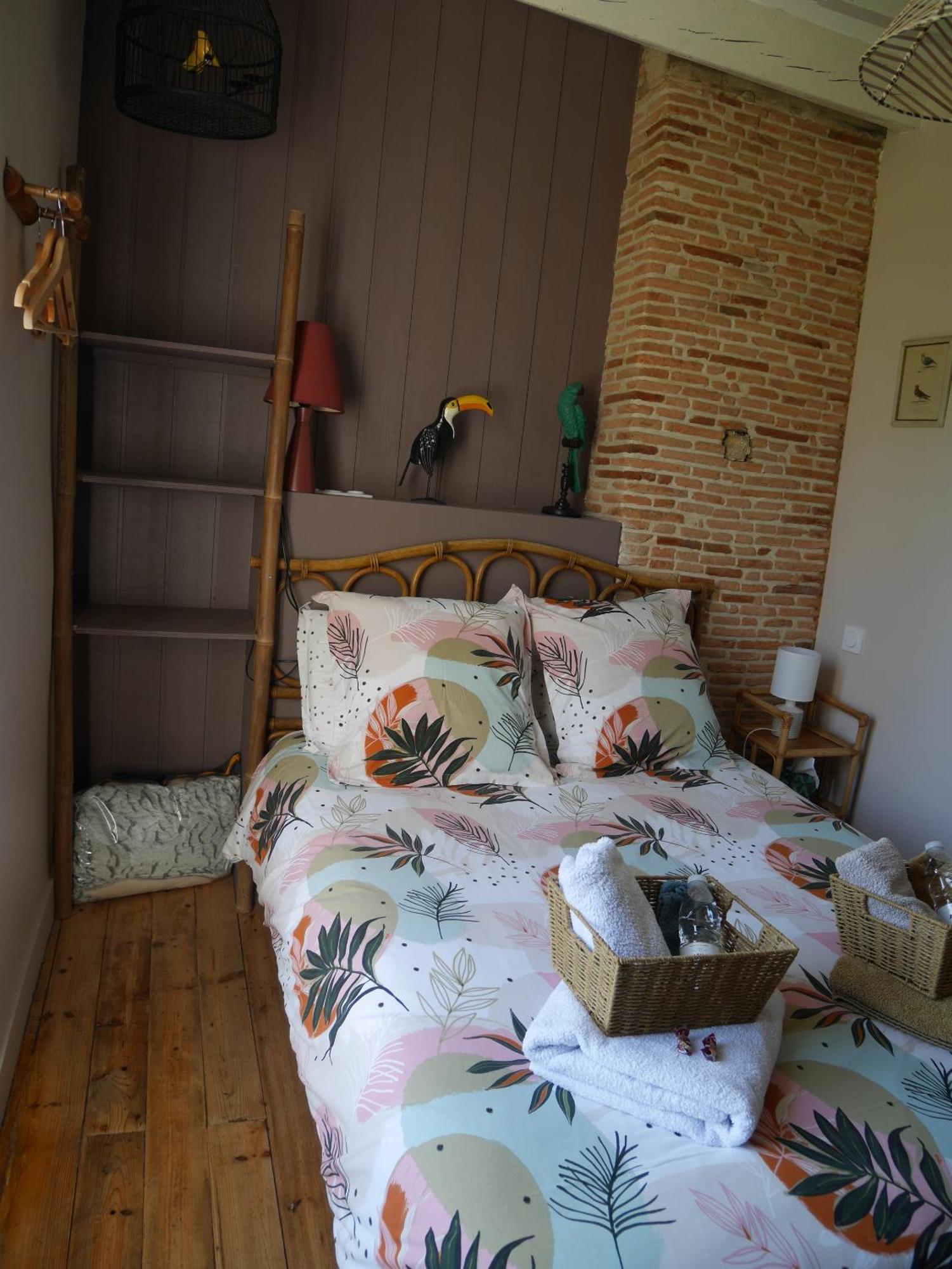 Les Volets Violets Bed and Breakfast Salles  Rum bild