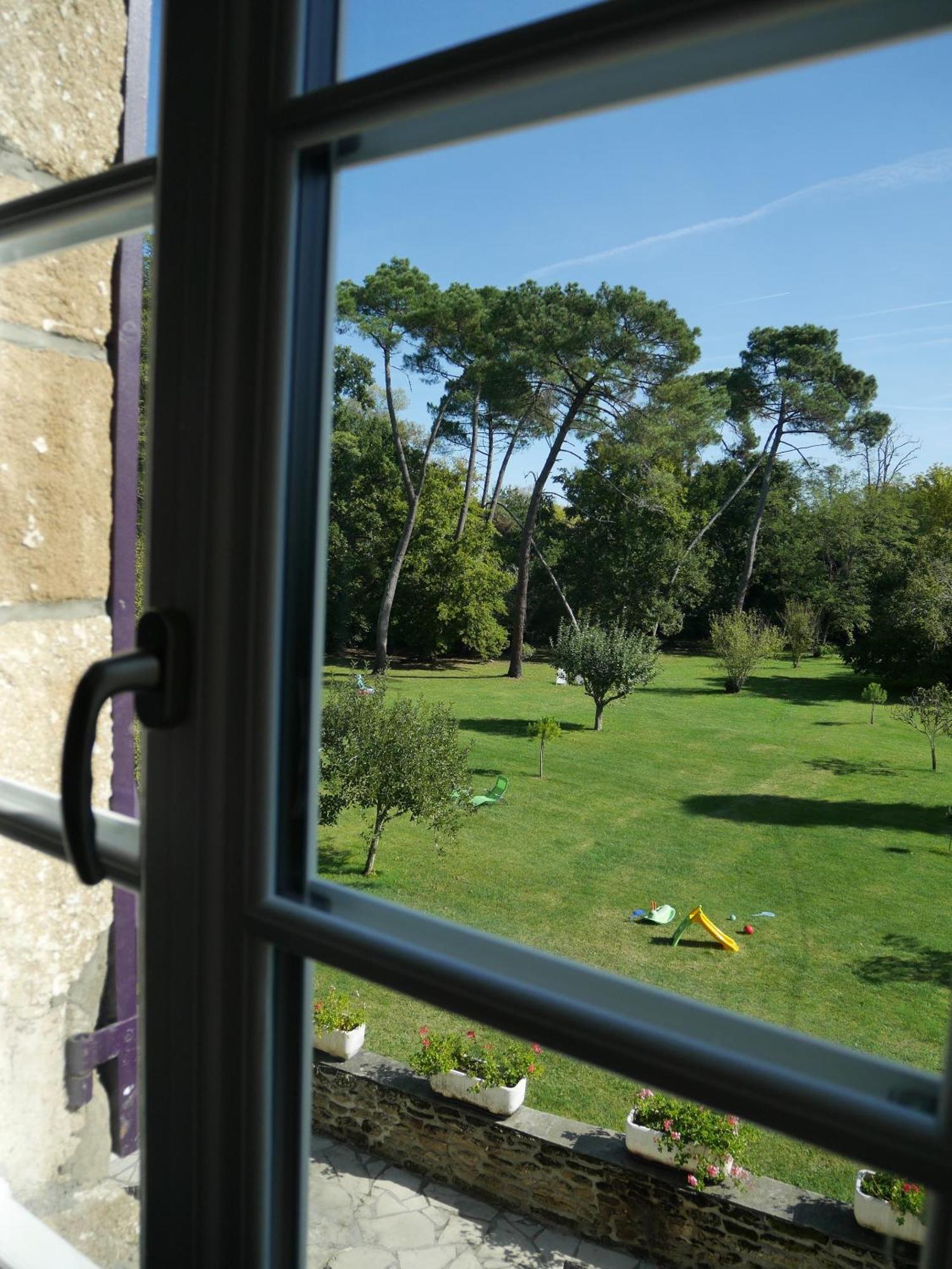 Les Volets Violets Bed and Breakfast Salles  Exteriör bild