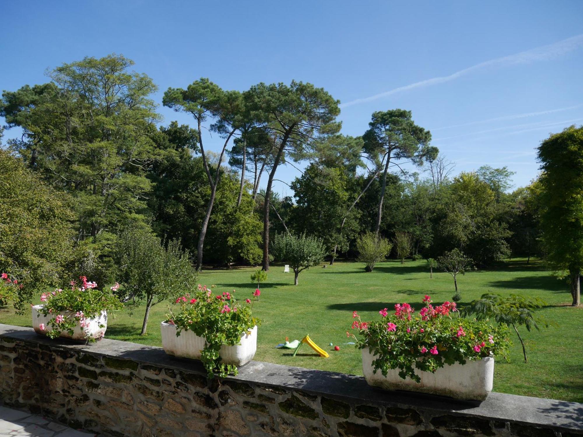 Les Volets Violets Bed and Breakfast Salles  Exteriör bild