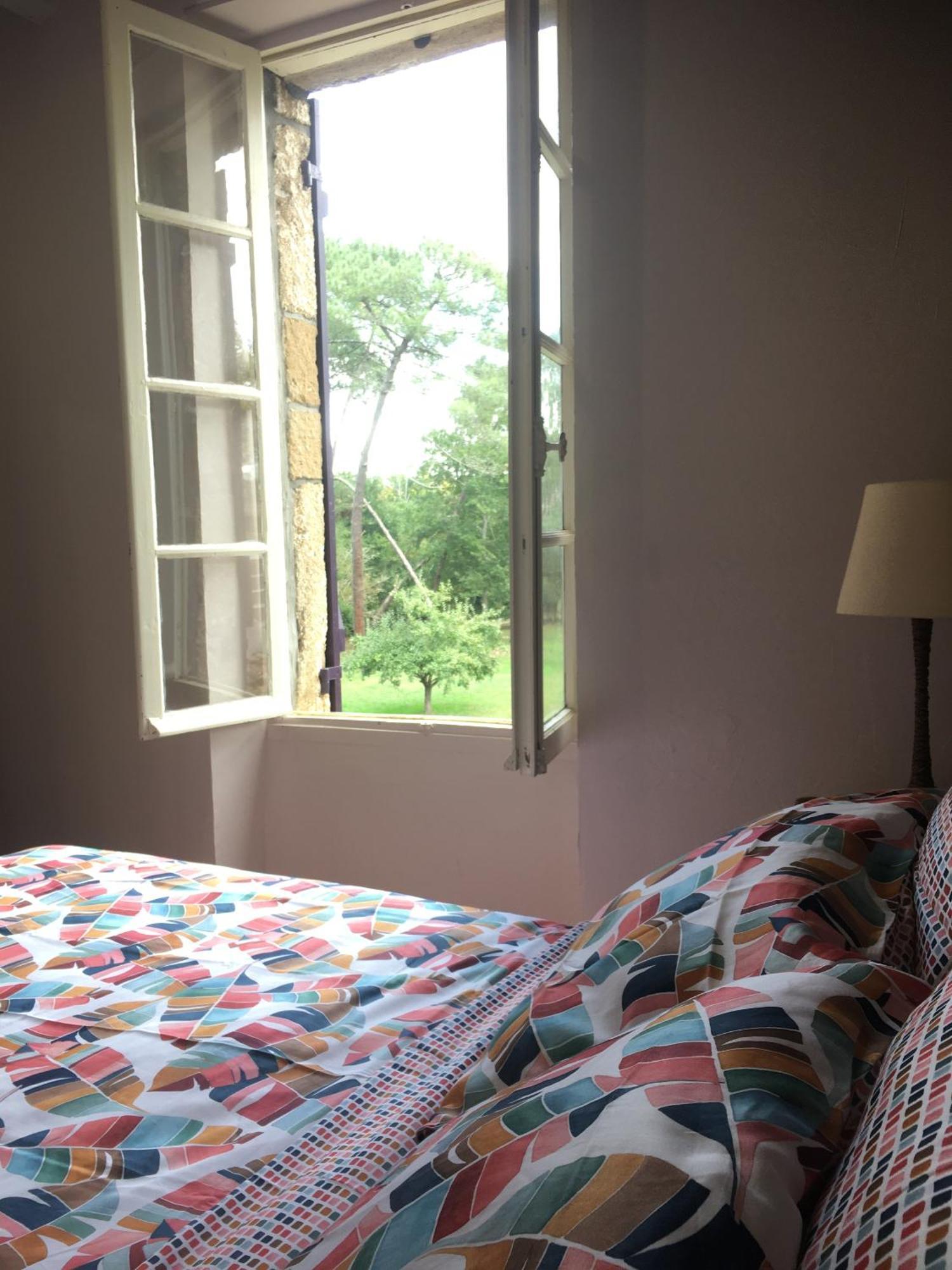Les Volets Violets Bed and Breakfast Salles  Rum bild
