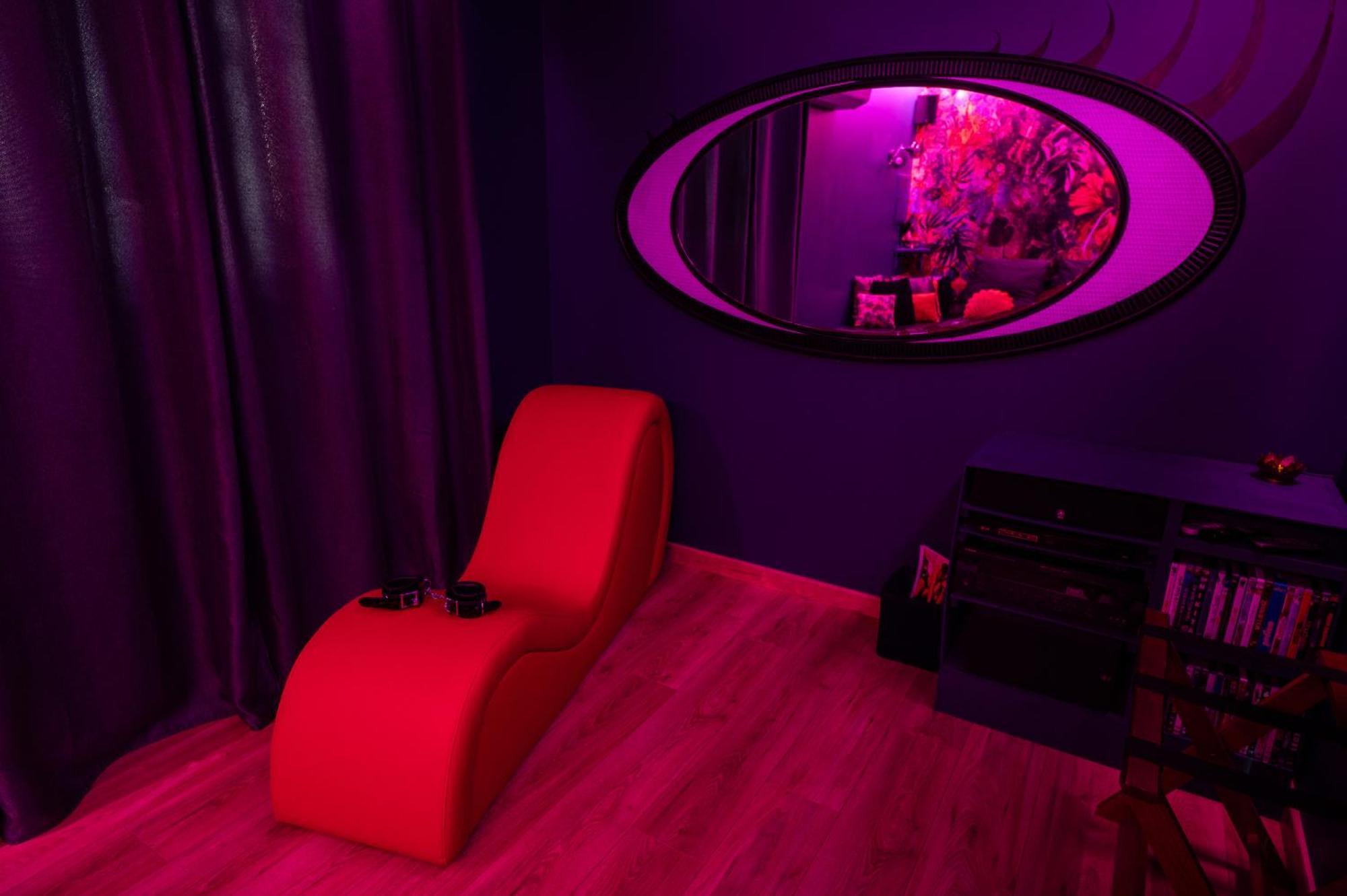 Les Volets Violets Bed and Breakfast Salles  Rum bild
